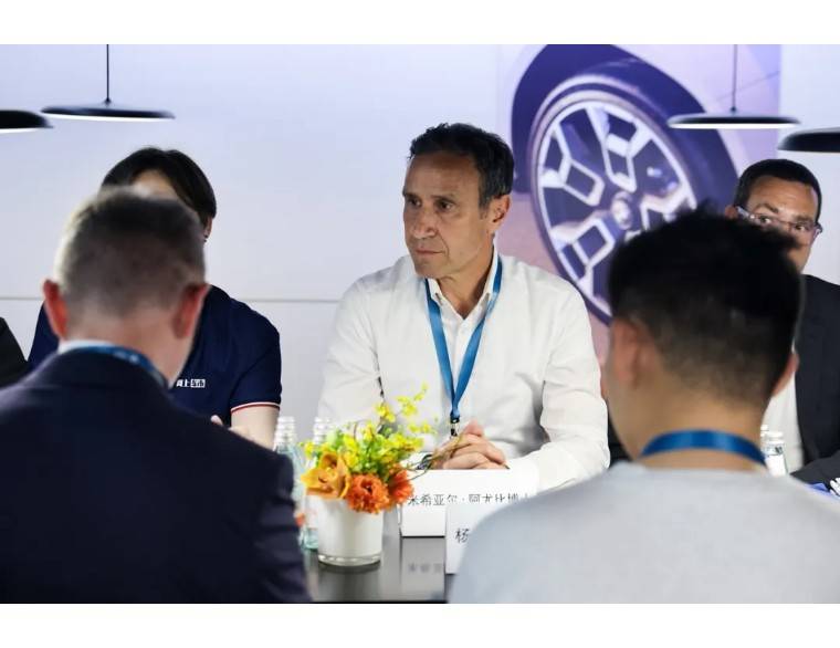 “黑箱”VS“白箱”:誰更懂未來?