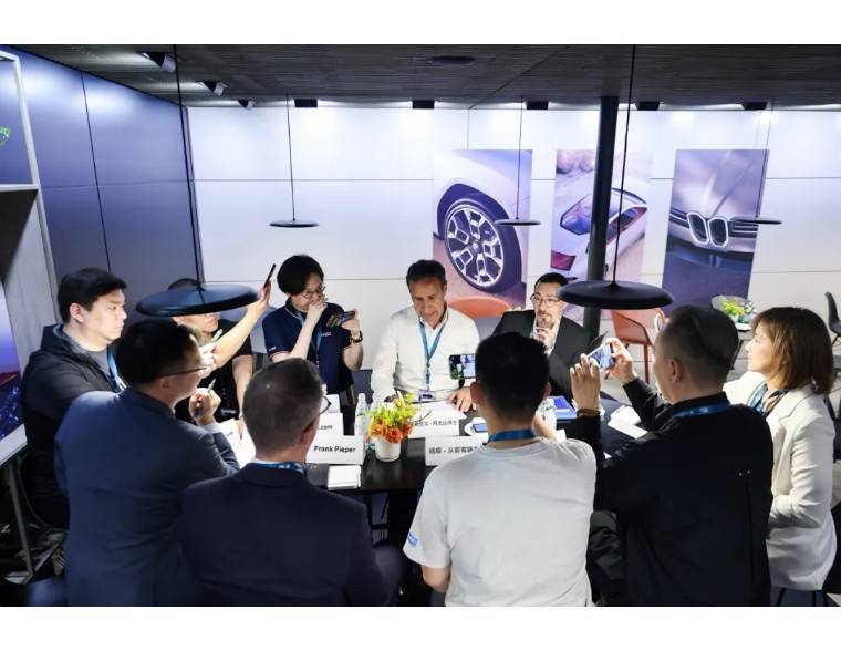 “黑箱”VS“白箱”:誰更懂未來?