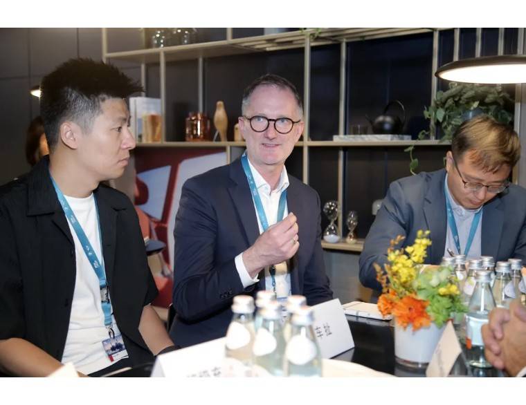 “黑箱”VS“白箱”:誰更懂未來?