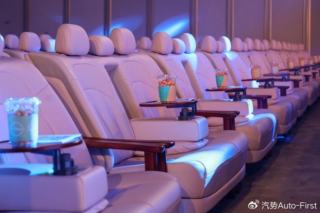 500個大沙發包圍N6 東風日產“最家”插混9萬出頭