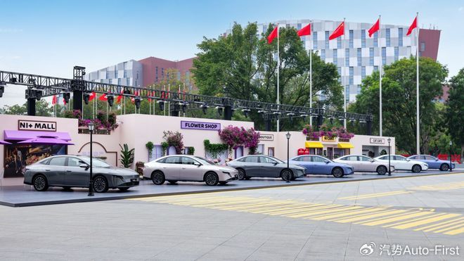 500個大沙發包圍N6 東風日產“最家”插混9萬出頭